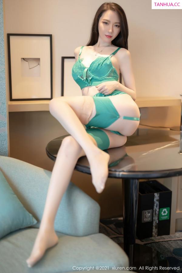 梦心玥  气质女神梦心月 鲜艳绿色的楼房第48张图片